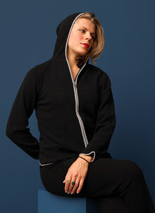 Svart stickad hoody i ull med grå detaljer. Svarta stickade ullbyxor. K&US casual