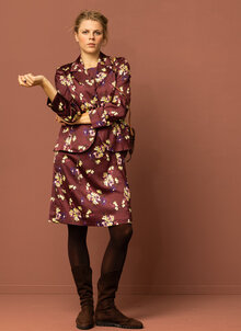 Vinröd, plommonfärgad klassisk figursydd ärmlös klänning i mönstrad glansig viskos. K&US festklänningar