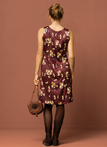 Vinröd, plommonfärgad klassisk figursydd ärmlös klänning i mönstrad glansig viskos. K&US festklänningar