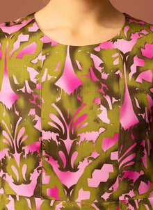 Mönstrad klänning i rosa o grönt. Maffigt mönster, empir. Rymlig klänning i skön viskos. K&US Kandus klänningar