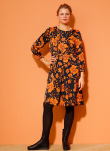 Svart festklänning med orange blommor. Mönstradklänning i viskos. K&US Kandus klänningar