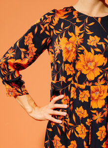 Svart festklänning med orange blommor. Mönstradklänning i viskos. K&US Kandus klänningar