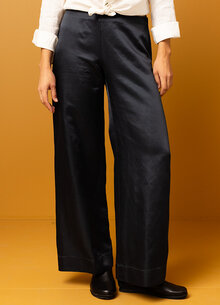 Blå, mörkblå glansig vid byxa, festbyxa. K&US Kandus unik svensk design