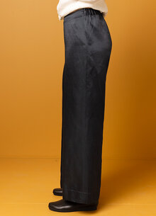 Blå, mörkblå glansig vid byxa, festbyxa. K&US Kandus unik svensk design