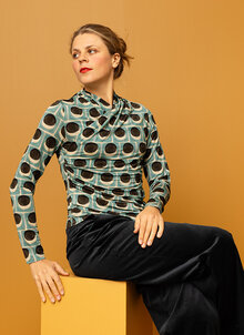 Prickig omlottblus, tröja trikå i omlott. Prickig turkos, svart, vit. K&US Kandus unik svensk design