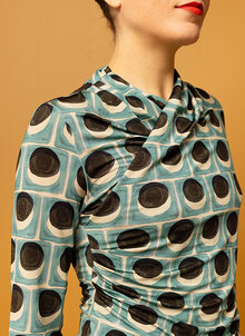 Prickig omlottblus, tröja trikå i omlott. Prickig turkos, svart, vit. K&US Kandus unik svensk design