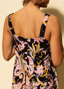 Lång mönstrad klänning, breda axelband, rynk i rygg, sprund bak. K&US unik design