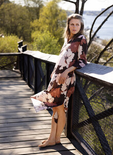 Kaftan-blommig-brun-ute-3
