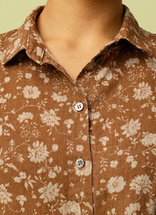 Blommig, brun, beige linneskjorta dam. K&US Kandus tidlös svensk design