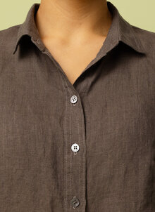 Grå, brun linneskjorta, skjorta i lin, dam. Kandus K&US klassiska tidlösa linnekläder