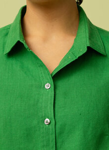 Grön, ärtgrön, gräsgrön klassisk linneskjorta dam. K&US färgstarka kläder i linne