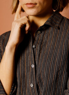 Klassisk svart smalrandig linneskjorta dam. K&US Kandus hållbart mode