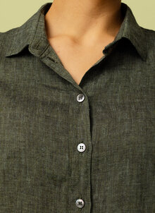 Mörkgrön klassisk linneskjorta dam. Mellerad grön skjorta i linne, lin. K&US tidlös hållbar design