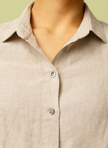 Beige, naturfärgad linneskjorta dam. Klassisk skjorta i linne. Kandus linnekläder stockholm