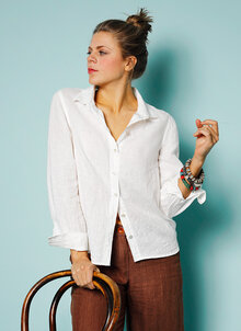 Vit klassisk linneskjorta dam. K&US tidlöst hållbart mode