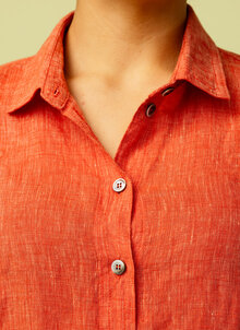 Orange färgstark linneskjorta dam. Klassisk skjorta i linne. Kandus linnekläder stockholm