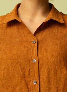 Rostfärgad klassisk linneskjorta dam. Tidlös skjorta i linne. Kandus K&US linnekläder