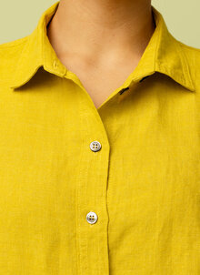 Gul klassisk linneskjorta dam. Tidlös skjorta i linne, solgul. K&US svensk design