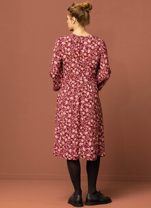 V-ringad vinröd blommig röd klänning i viskos. Romantisk plommonfärgad klänning K&US klänningar