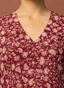 V-ringad vinröd blommig röd klänning i viskos. Romantisk plommonfärgad klänning K&US klänningar