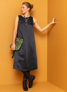 Blå glansig lång festklänning. Klänning viskos. K&US Kandus damkläder Södermalm