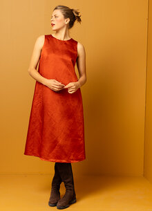 Orange, röd glansig lång festklänning. Klänning viskos. K&US Kandus damkläder Södermalm