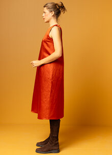 Orange, röd glansig lång festklänning. Klänning viskos. K&US Kandus damkläder Södermalm