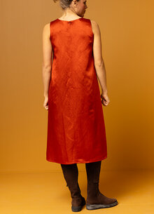 Orange, röd glansig lång festklänning. Klänning viskos. K&US Kandus damkläder Södermalm