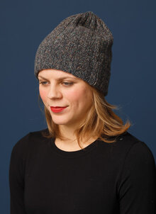Grå, blå stickad mössa, beanie i ull. Ribbstickad, uppvikbar kant. K&US