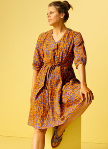 Katja batikmönstrad klänning i 50-tals stil. Orange, lila. K&US Kandus damkläder Södermalm, Stockholm