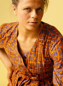 Katja batikmönstrad klänning i 50-tals stil. Orange, lila. K&US Kandus damkläder Södermalm, Stockholm