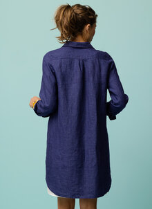 Kay-stor-lang-linneskjorta.-Klarbla--denim--marinbla-4