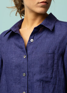 Lång blå linneskjorta, storskjorta dam. Klarblå skjortklänning. Kandus linneklänning