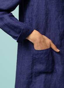 Kay-stor-lang-linneskjorta.-Klarbla--denim--marinbla-7