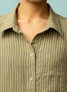 Kaya-lang-skjortklanning--linneskjorta-gron-randig-16