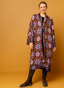 Storblommig vändbar kimono. Brun, svart, lila mönstrad. K&US bohemiska damkläder Stockholm
