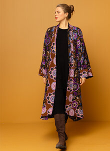 Storblommig vändbar kimono. Brun, svart, lila mönstrad. K&US bohemiska damkläder Södermalm