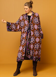 Storblommig vändbar kimono. Brun, svart, lila mönstrad. K&US bohemiska damkläder Södermalm