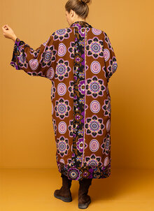 Storblommig vändbar kimono. Brun, svart, lila mönstrad. K&US bohemiska damkläder Södermalm