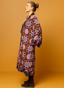 Storblommig vändbar kimono. Brun, svart, lila mönstrad. K&US bohemiska damkläder Södermalm