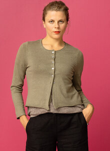 Kio-kofta-lintrika-khaki-gron-aw-1.jpg
