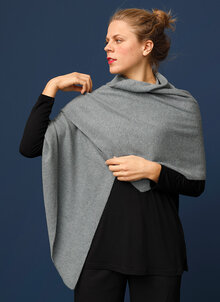Blå, grå, stickad ullsjal, halsduk i ull, jakull. Asymmetrisk sjal. K&US