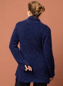Lyxig, exklusiv blå, marinblå lång fluffig ullkofta i Cashgora ull. V-ringad, sjalkrage, knytband, ficka. K&US, Kandus