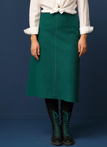 Grön kjol i kokad ull. A-linjeformad, knälång ullkjol med sprund. K&US