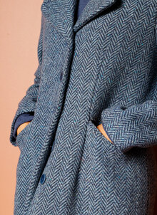 Klassisk blå fiskbensmönstrad rock, kappa i ull. K&US Kandus design