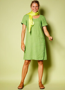 Grön linneklänning, kort ärm med knapp, ficka, slits. K&US design