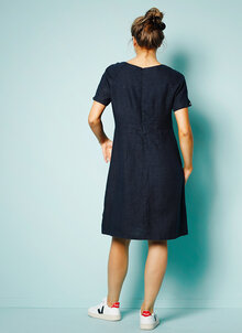 Marinblå linneklänning, längd till knä, kort ärm med knapp och fickor. K&US design