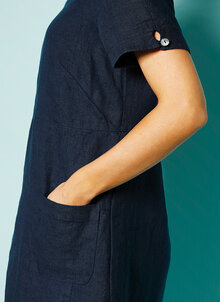 Marinblå linneklänning, längd till knä, kort ärm med knapp och fickor. K&US design
