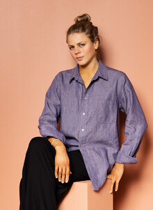 Klassisk stor linneskjorta i blåmelerat linne. Herrskjorta för dam. K&US