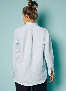 Blå och vitrandig klassisk linneskjorta i ledig form. K&US svensk design